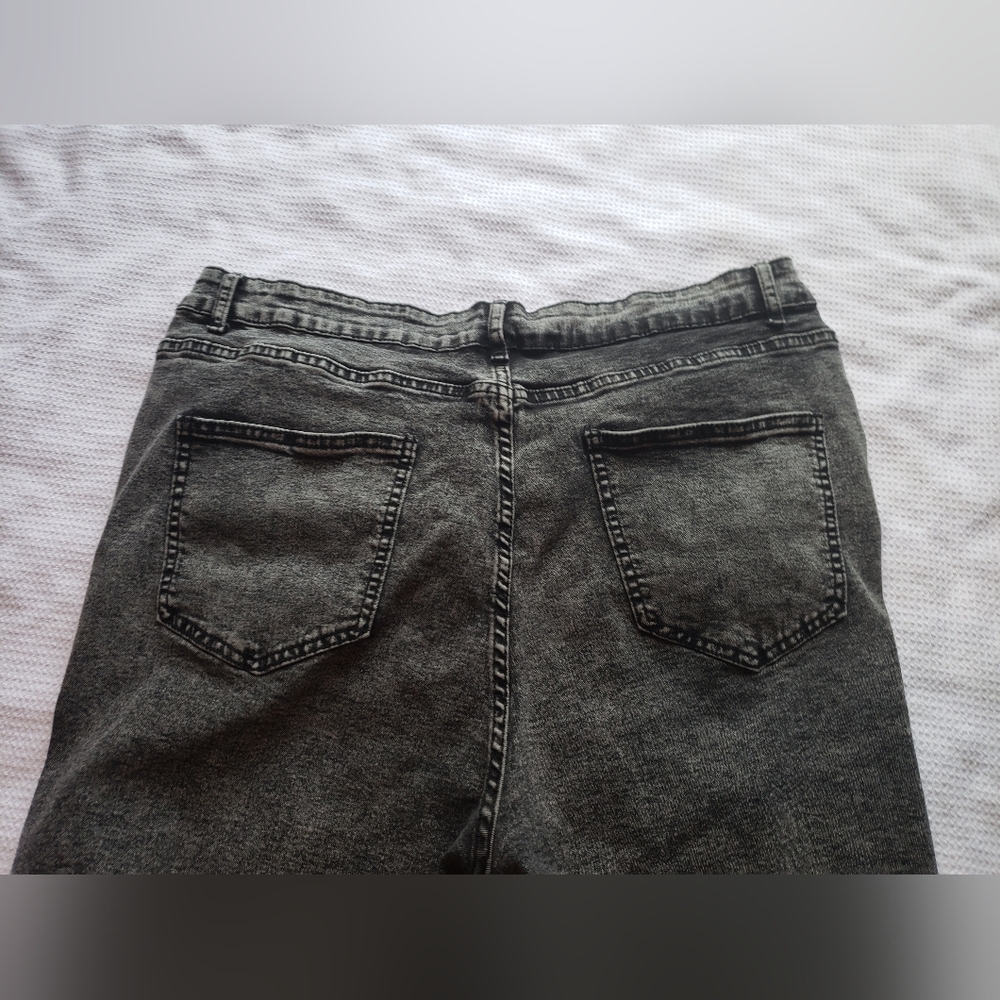 Shorts - Picture 2 of 8